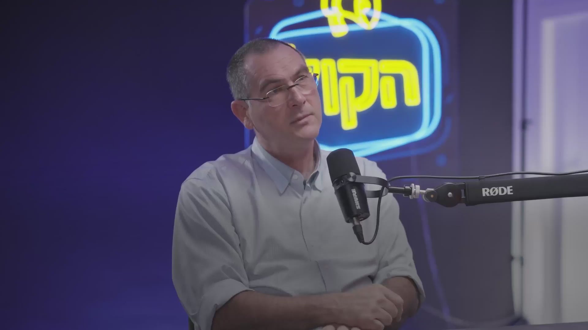 טוען וידאו: 